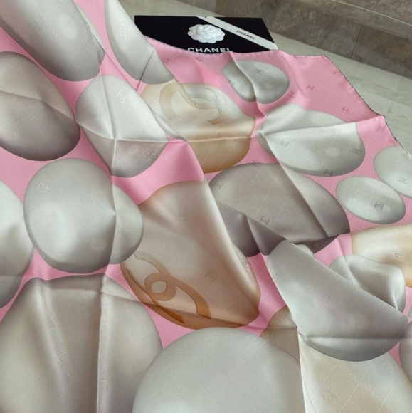 SOLD‼️Chanel pearl scarf silk size 90×90 - Picture 3 of 14